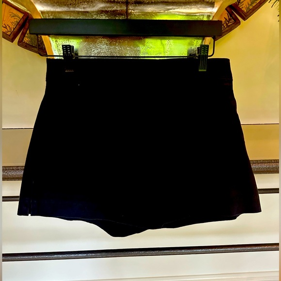 SPANX Pants - SPANX On-the-Go Shorts, 4"  size small